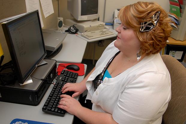 Michele Bradley/Larson Newspapers Reanna Byrd, a volunteer at the Camp Verde Adult Reading Program, demonstrates on Thursday, May 20, some of the skills students in the program’s computer classes will learn including use of Microsoft’s Office software products, Internet surfing and e-mail functions. The free eight-week course begins Wednesday, June 2.