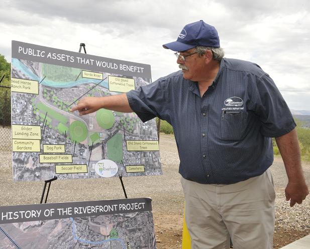 Roger Biggs, of Cottonwood’s Utilities Department, uses a map to explain the Riverfront Project, which would use a second wastewater treatment facility to avoid the inefficiency of pumping it uphill with lift stations.