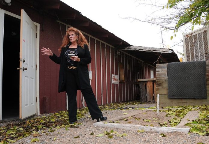 Wendy McCants, a supporter of the currently defunct Camp Verde Teen Center, talks Tuesday, Nov. 23, about developing plans to renovate the Boler’s Bar building to create a new teen center. The old center, Teens A Chillin’, was located on Main Street and closed more than a year ago.