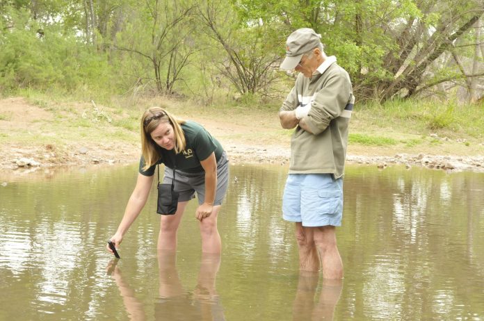 Sierra Club-Grand Canyon chapter member Jennifer Martin, left, is the Arizona Water Sentinels Program Coordinator. Martin ran a training session for monitoring six locations along the middle Verde River. The river was 15.2 degrees Celsius, with a pH of 7.89. Pat Kelly waited until measurements were complete before collecting samples of the water.